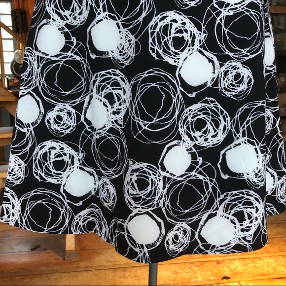 Flattering black and white dress - Picture 9 of 12